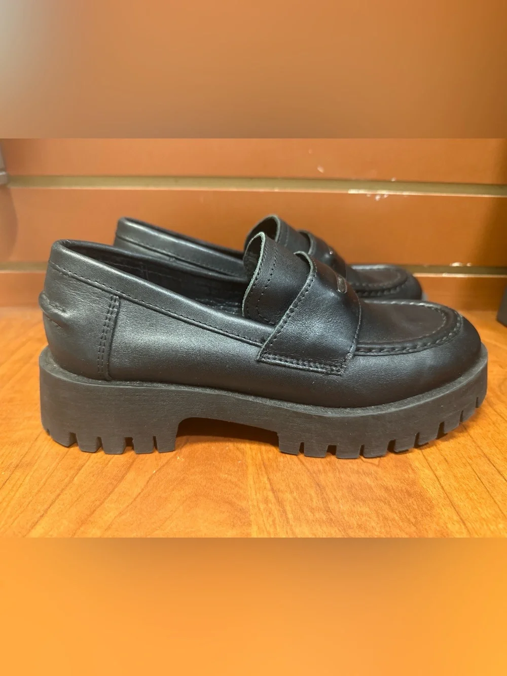 Steve Madden Lawrence Black Leather Chunky Lug Sole Loafers Size 8M - Picture 3 of 5